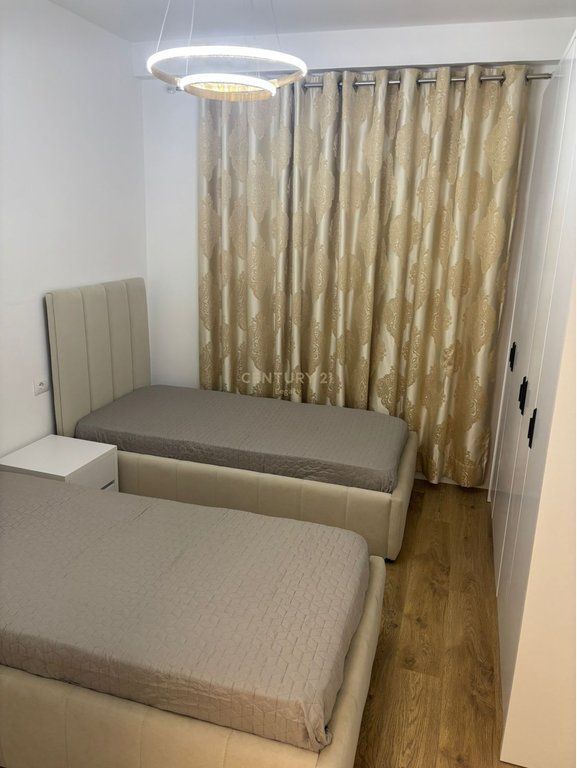 Jepet me qera apartament 2+1+2 në Porcelan (perball UET)