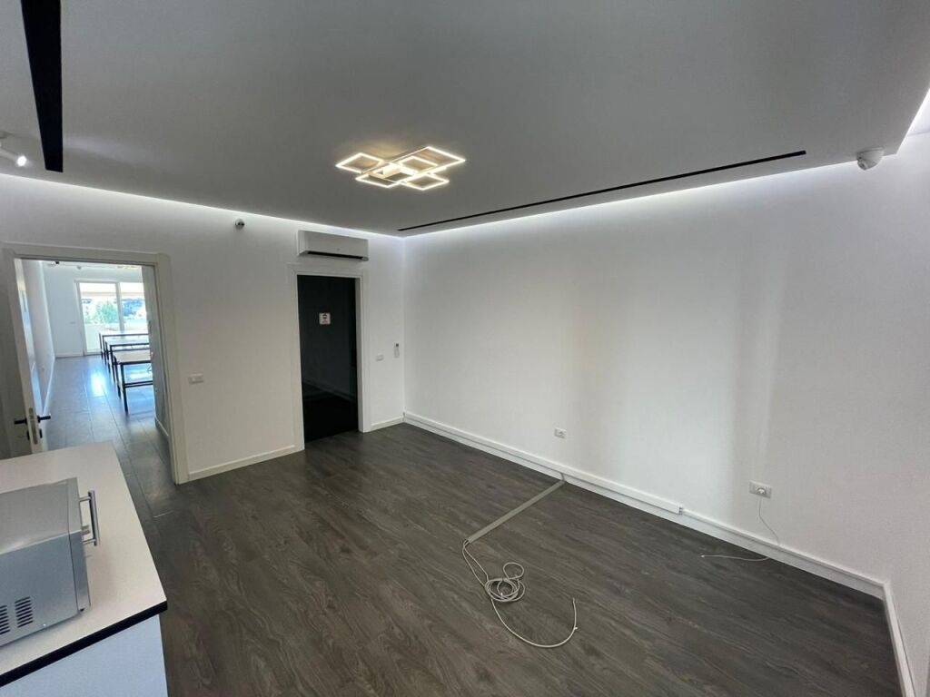 JEPET ZYRE ME QERA 130M2 KOMUNA E PARISIT