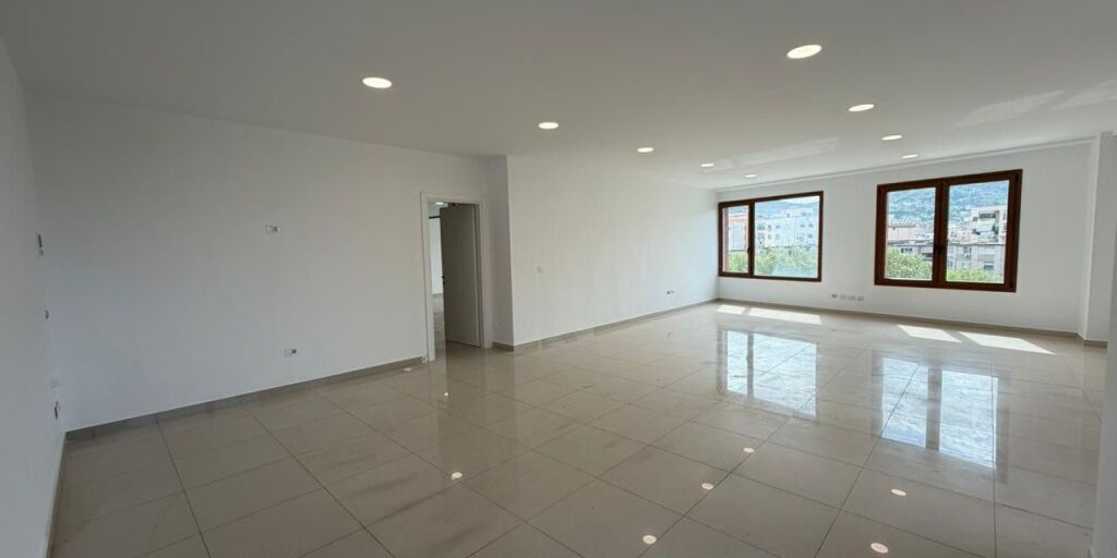 Jepet Ambient zyre me qira tek Kompleksi Delijorgji