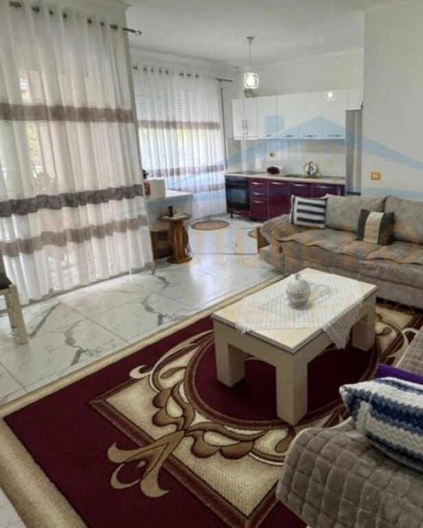 Shitet, Apartament 2+1 , Fresk