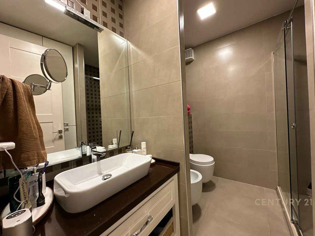 Shitet apartament 3+1+Kuzhine te Vecuar tek Kompleksi Kika 1, prane Union Bank! 367,000 €