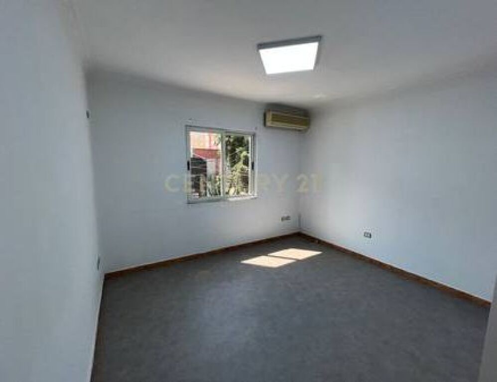 Ambient Komercial për Qira tek kryqëzimi në Laprakë!
