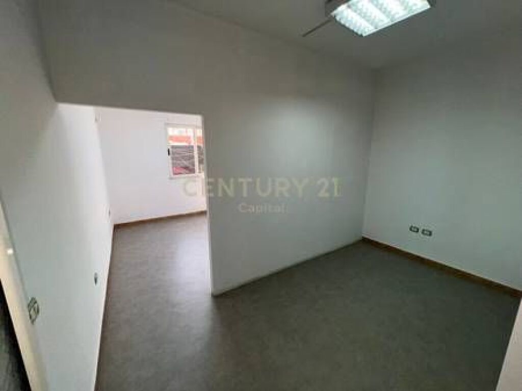Ambient Komercial për Qira tek kryqëzimi në Laprakë!
