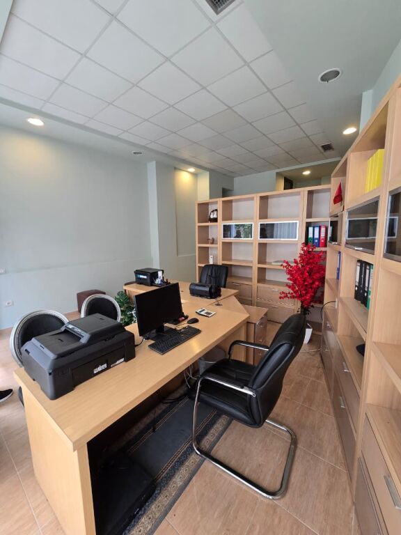 🏢 Locale Commerciale in Vendita – Ambasador 2