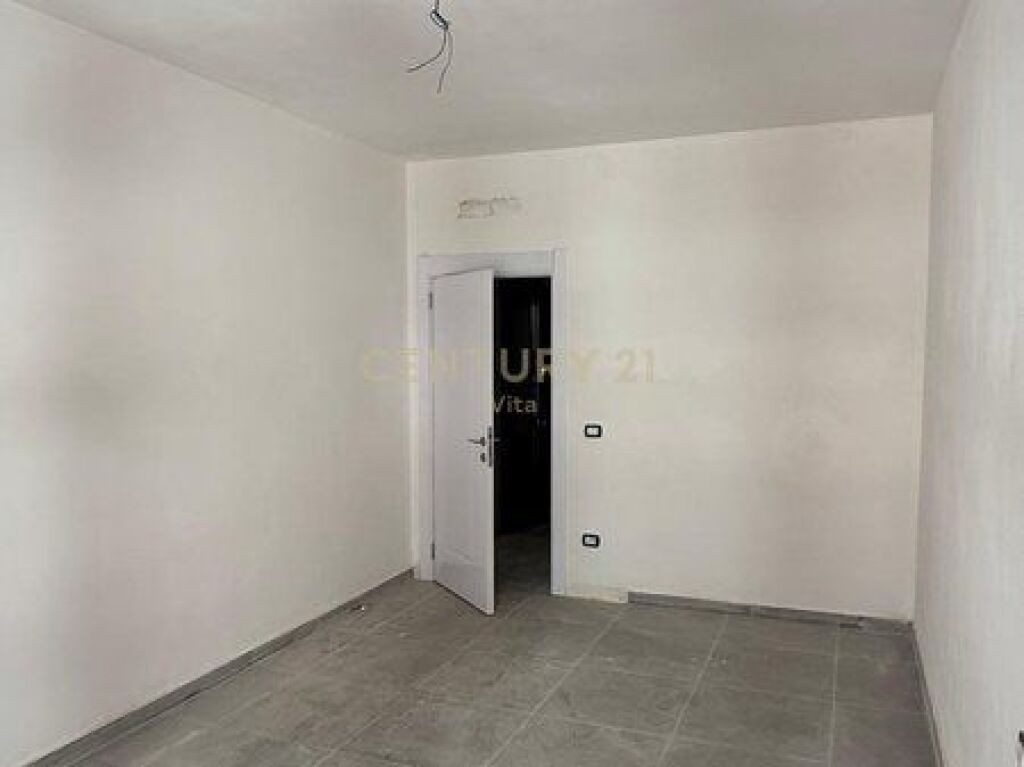 SHITET APARTAMENT 1+1 + POST PARKIMI NE QERRET !!!