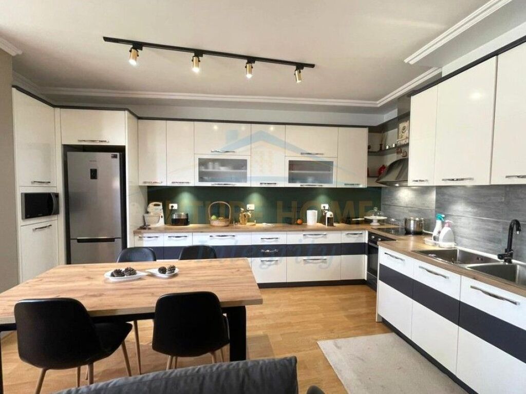 Shitet, Apartament 3+1+2, Fresk, Tiranë.