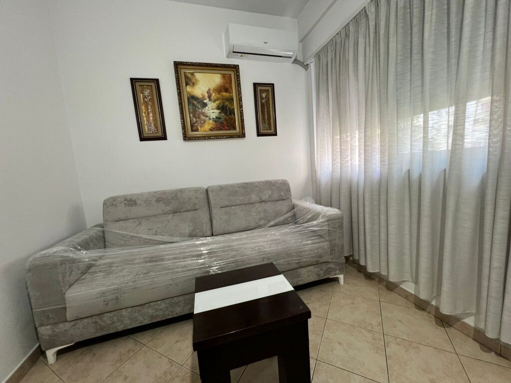 1+1 apartment for rent at Komuna e Parisit
