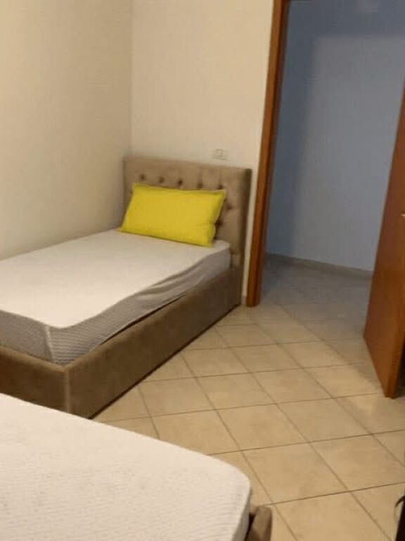 2+1, alla stazione ferroviaria, complesso di servizi, 600 euro