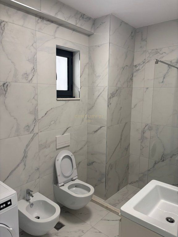 Jepet me qera apartament 2+1+2 në Porcelan (perball UET)