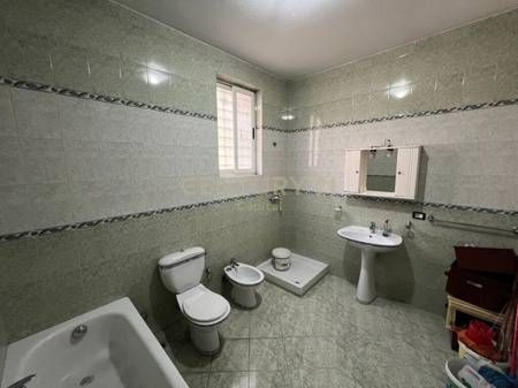 Ambient Komercial për Qira tek kryqëzimi në Laprakë!
