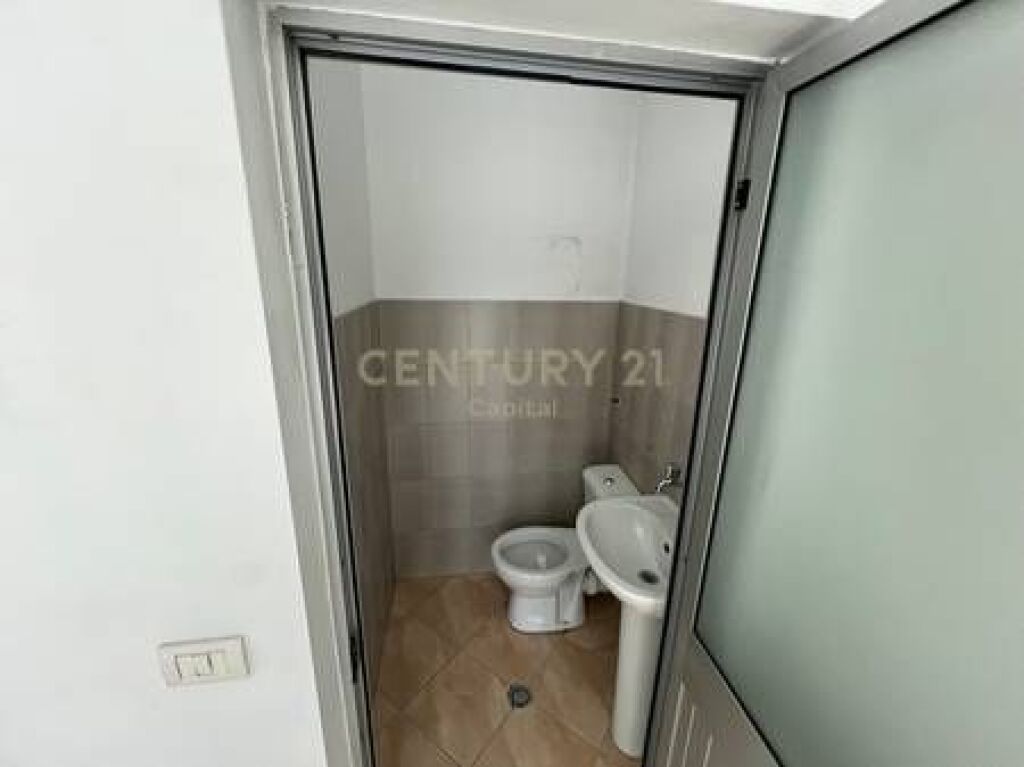 Ambient Komercial për Qira tek kryqëzimi në Laprakë!
