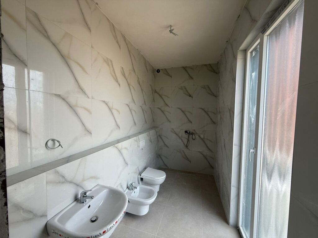 Shitet Apartament 2+1+Verande , Ish Fusha Aviacionit