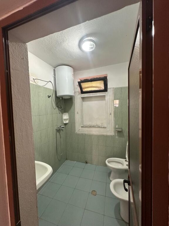 Affittasi appartamento 1+1 in casa privata, presso Fabrika e Mjellit, primo piano  L'appartamento è adatto per coppie o persone singole, in una zona tranquilla e con buon accesso.  💰 Prezzo: 40.000 lek/mese.  Per maggiori informazioni contattare privatamente.