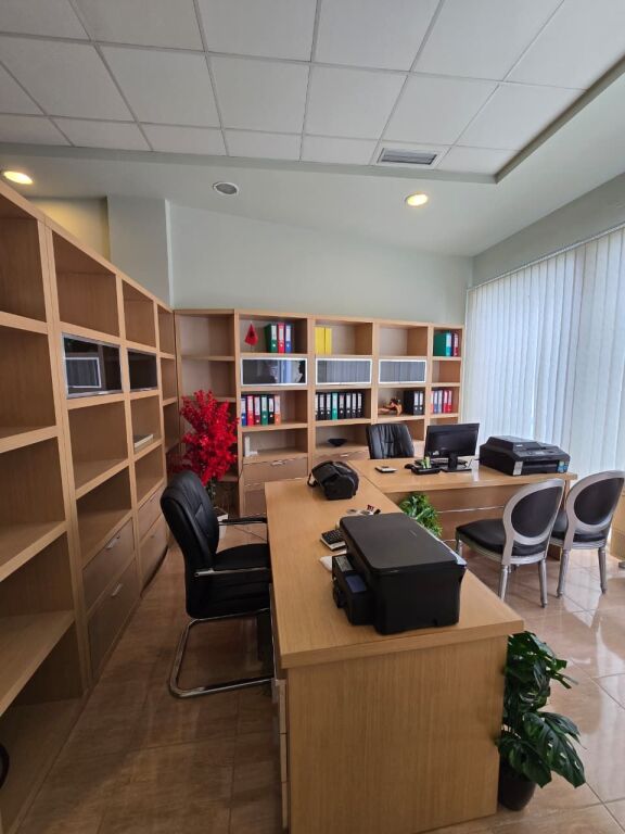 🏢 Locale Commerciale in Vendita – Ambasador 2
