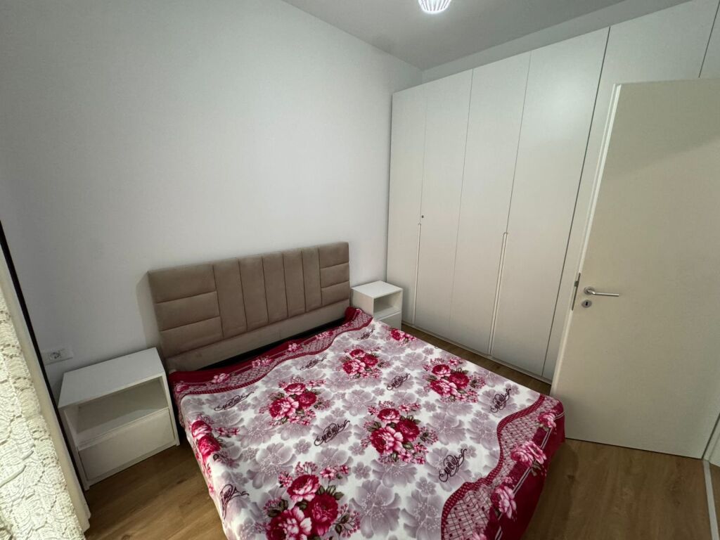 Jepet me qera 1+1  Adresa : Ali Demi Kompleksi Kaimi  I mobiluar  Kati 2  Cmimi : 40,000 lek