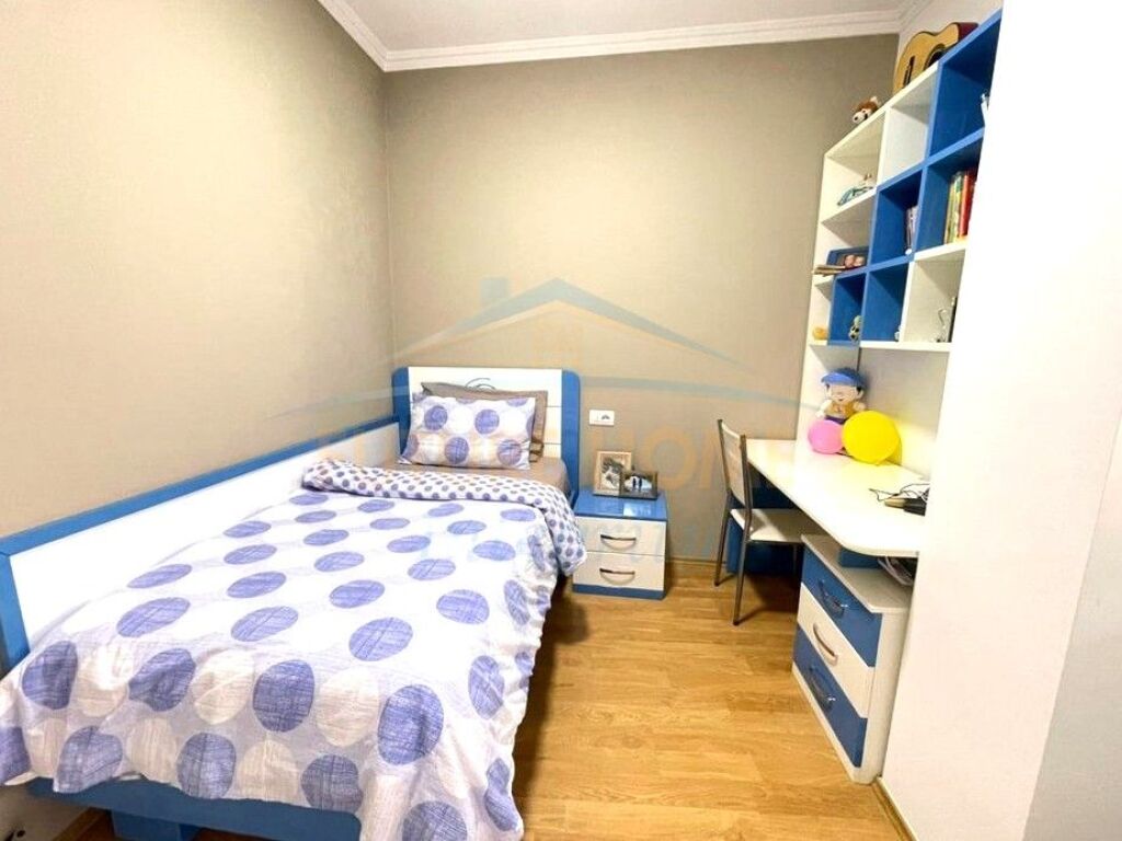 Shitet, Apartament 3+1+2, Fresk, Tiranë.