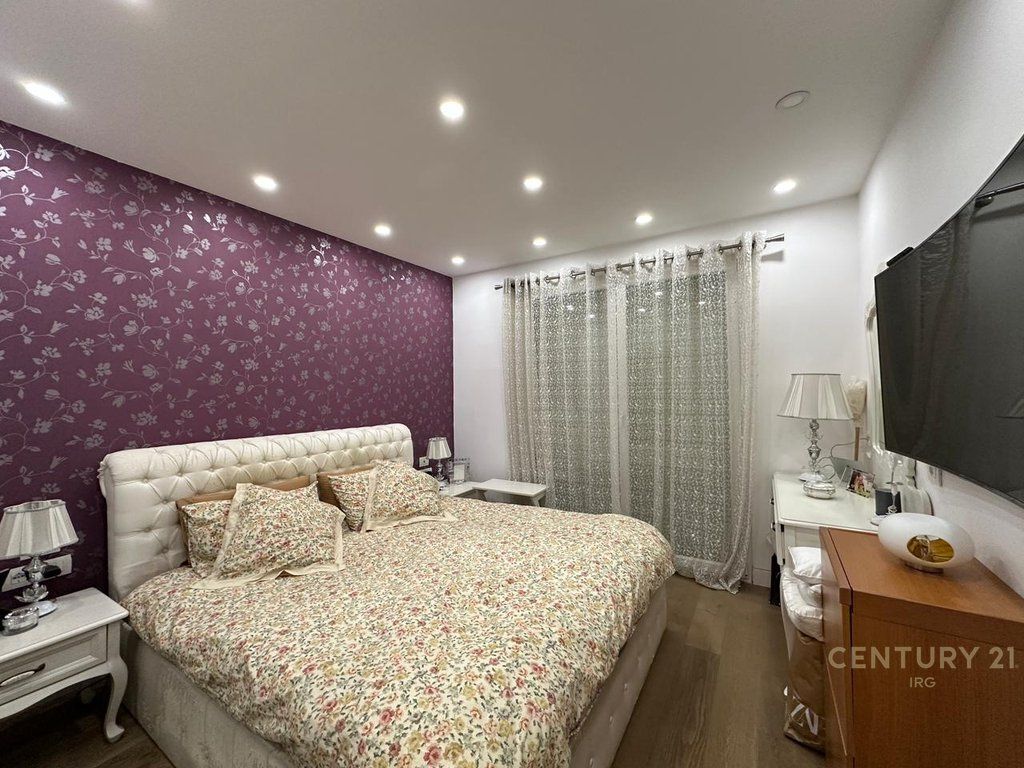 Shitet apartament 3+1+Kuzhine te Vecuar tek Kompleksi Kika 1, prane Union Bank! 367,000 €