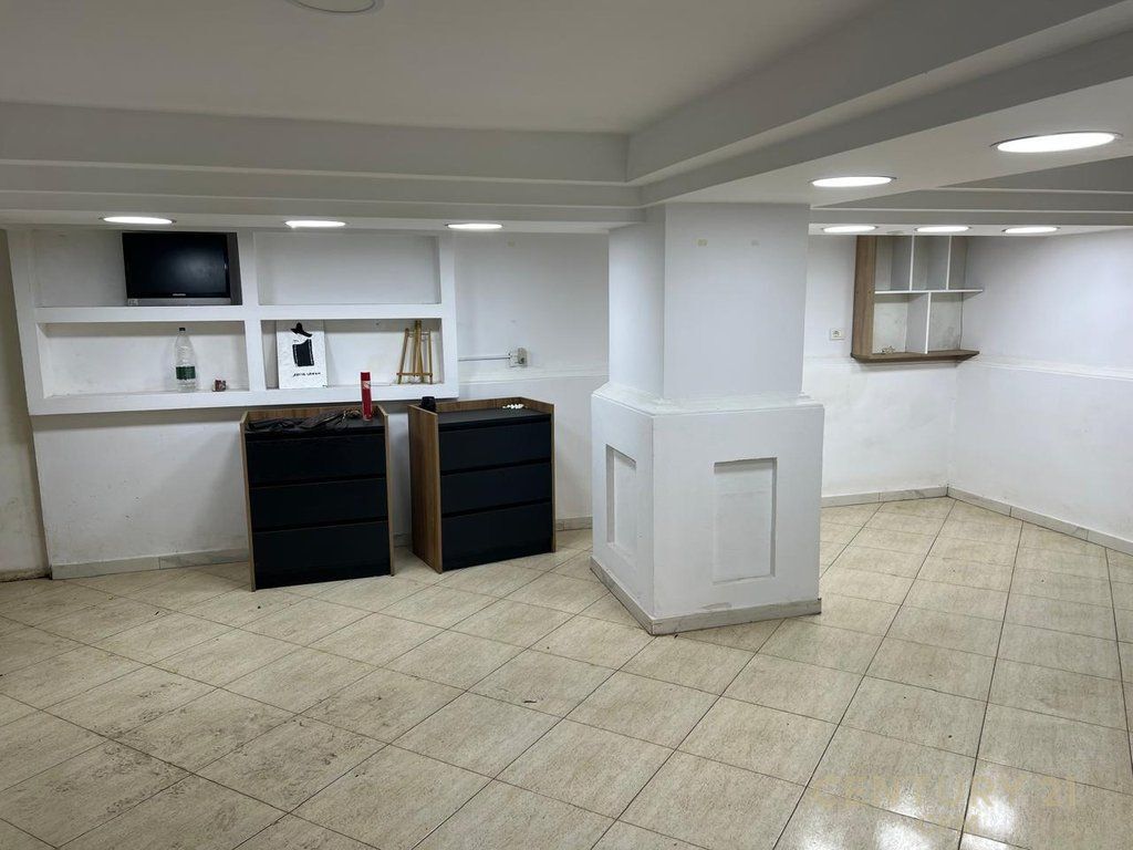Locale commerciale nel cuore di Ish-Blloku, vicino ai palazzi Agimi