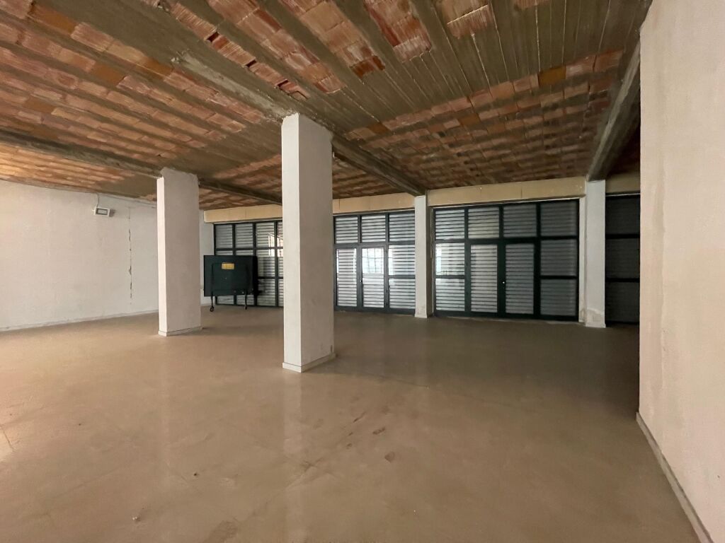 PREMISES 1400M2 FOR RENT AT THE MUNICIPALITY OVERPASS