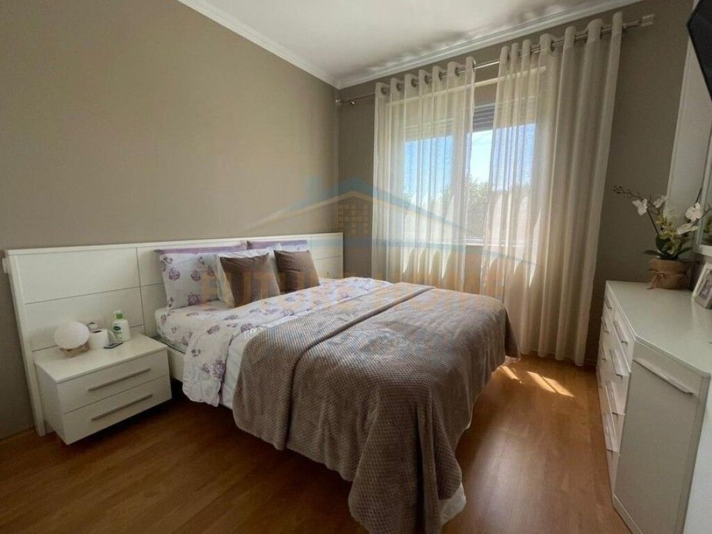 Shitet, Apartament 3+1+2, Fresk, Tiranë.