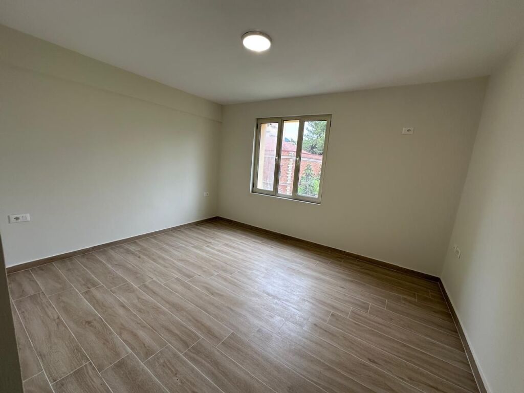 🏢Rruga e Durresit jepet me qera per zyra,apartament 3+1. 500Euro(Neto)   