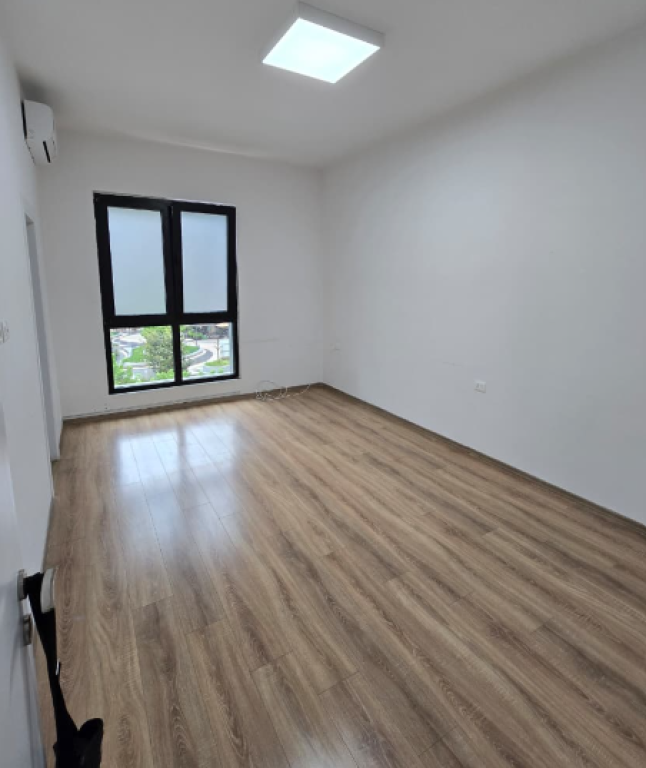 Jepet zyrë me qira – Square 21