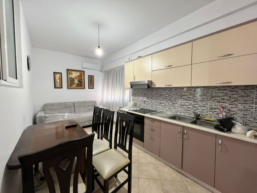 1+1 apartment for rent at Komuna e Parisit