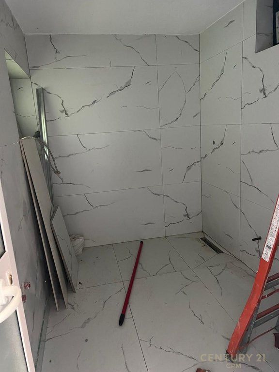 Locale commerciale nel cuore di Ish-Blloku, vicino ai palazzi Agimi