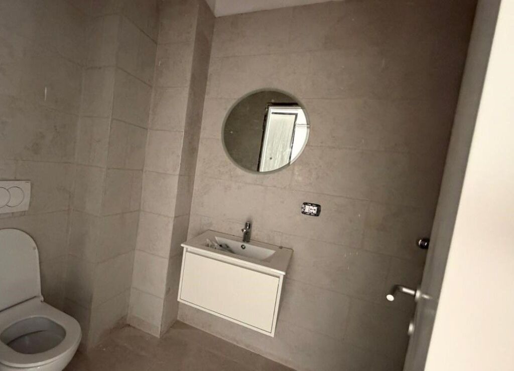 Shitet apartament 1+1 në Sauk