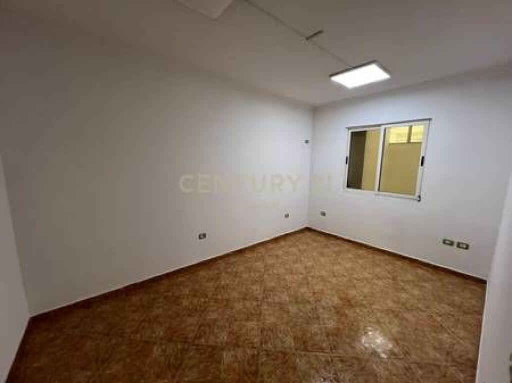 Ambient Komercial për Qira tek kryqëzimi në Laprakë!
