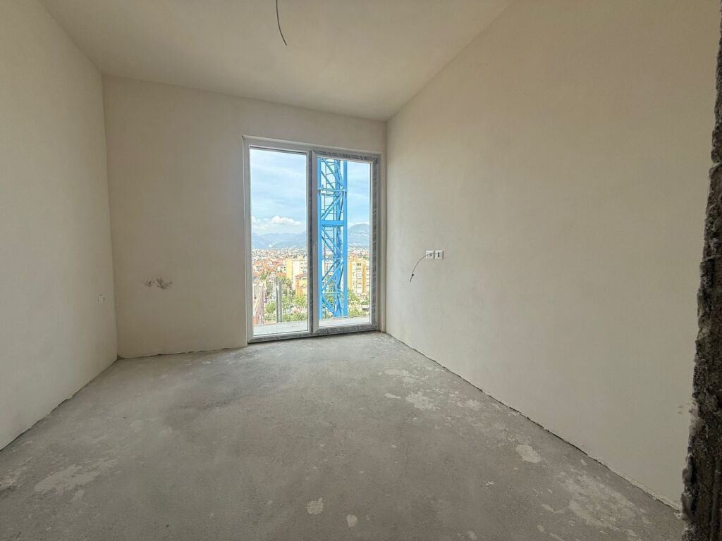 Shitet Apartament 2+1+Verande , Ish Fusha Aviacionit