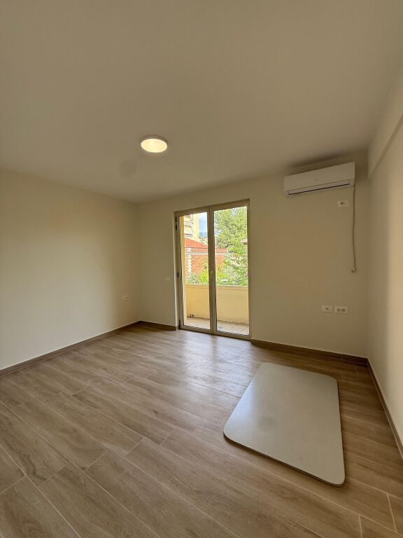 JEPET ME QIRA Ambient Per Zyra📍Rruga e Durresit *4 ambiente pune 📐Sip.100m² 💶600€ Neto