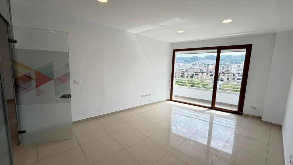 AMBIENT ZYRE 180M2 PER QERA TEK KOMPLEKSI DELIJORGJI