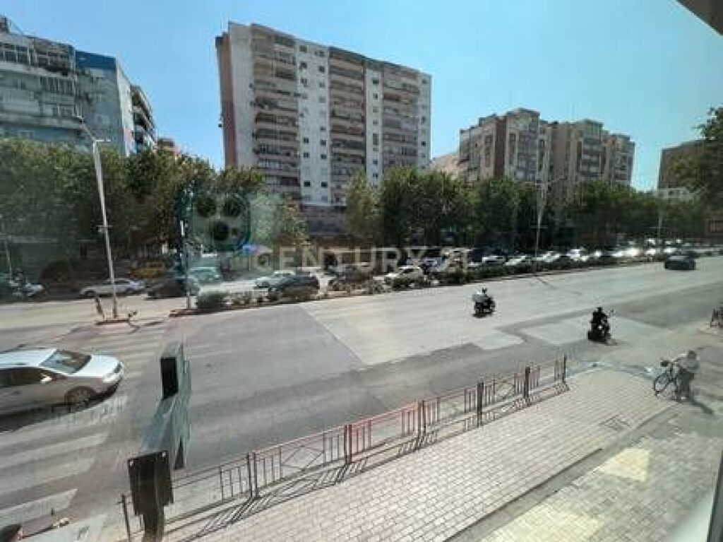Ambient Komercial për Qira tek kryqëzimi në Laprakë!
