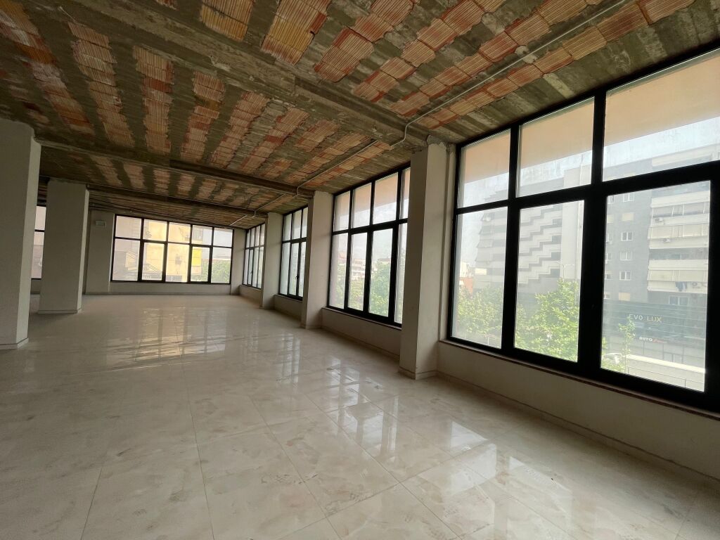 PREMISES 1400M2 FOR RENT AT THE MUNICIPALITY OVERPASS