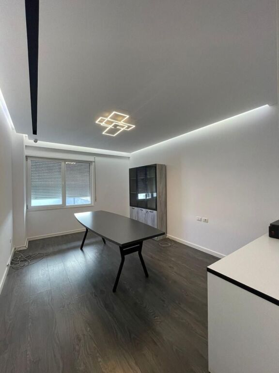 JEPET ZYRE ME QERA 130M2 KOMUNA E PARISIT
