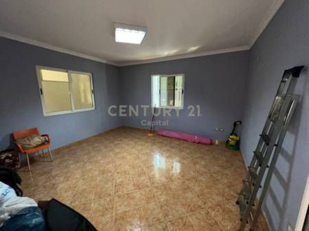 Ambient Komercial për Qira tek kryqëzimi në Laprakë!
