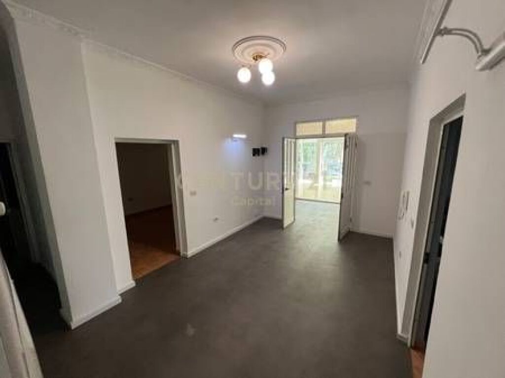 Ambient Komercial për Qira tek kryqëzimi në Laprakë!
