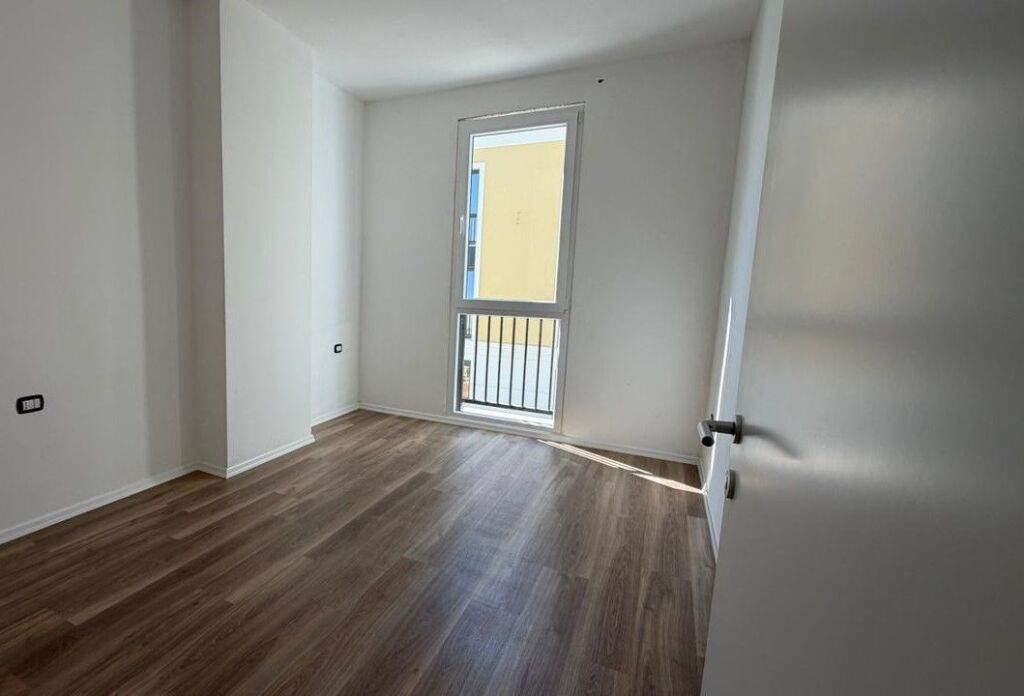 Shitet apartament 1+1 në Sauk