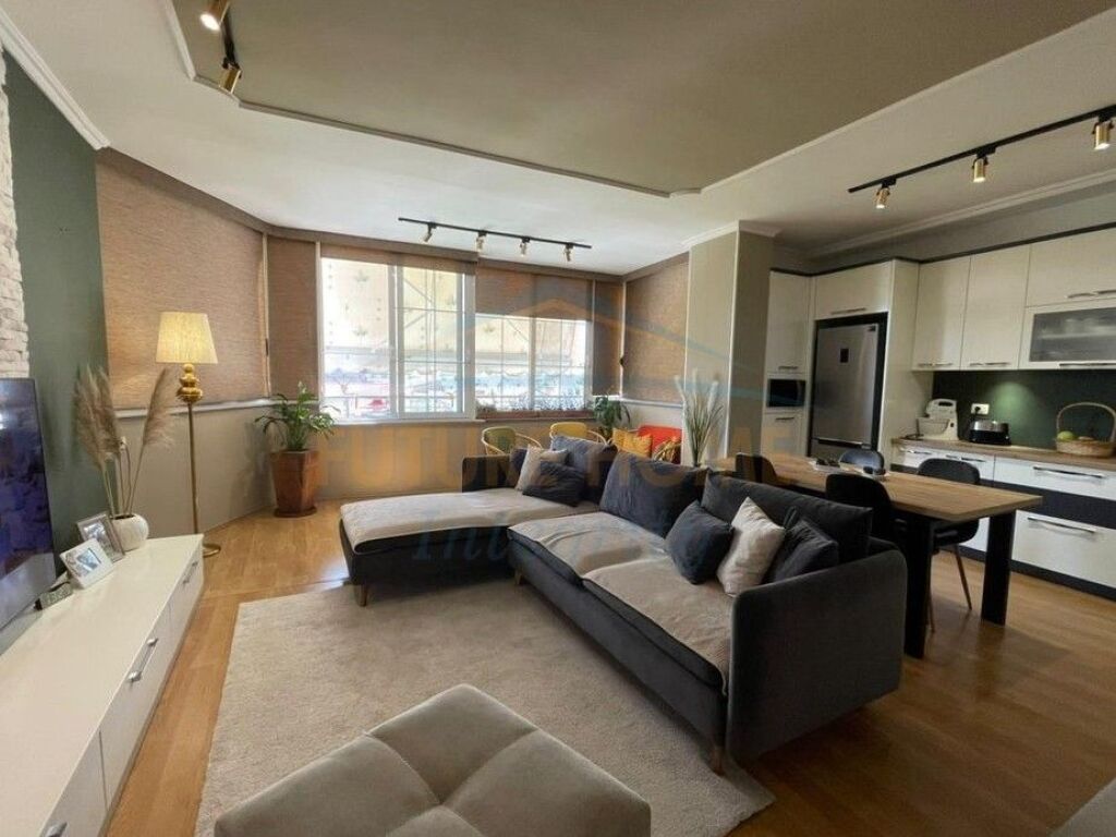 Shitet, Apartament 3+1+2, Fresk, Tiranë.