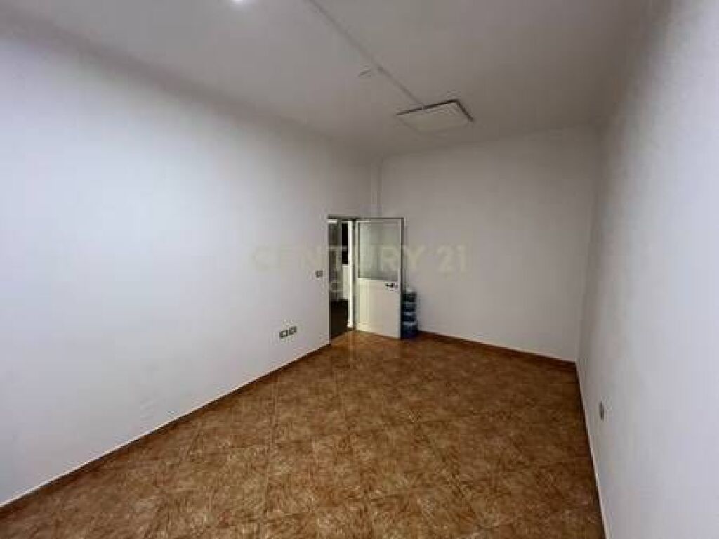 Ambient Komercial për Qira tek kryqëzimi në Laprakë!
