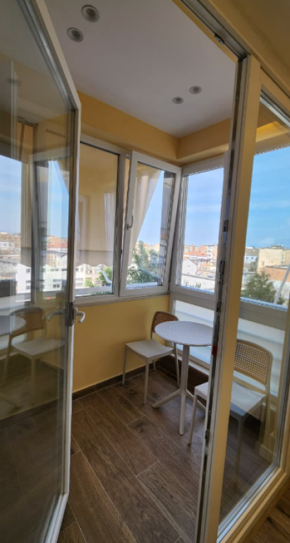 Apartament 1+1 me qira – pranë Universitetit Zonja e Këshillit të Mirë