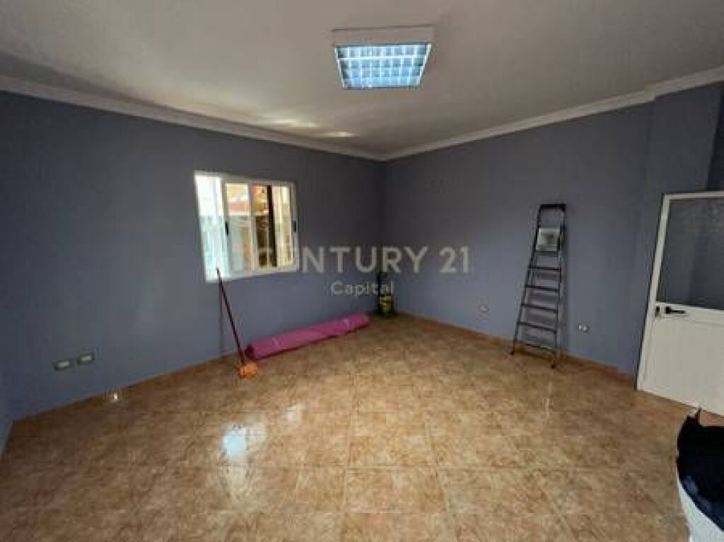 Ambient Komercial për Qira tek kryqëzimi në Laprakë!

