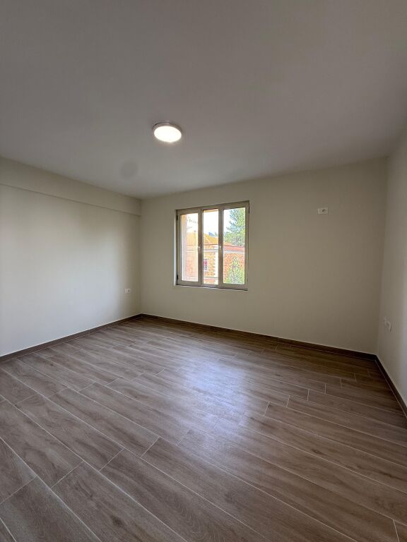 JEPET ME QIRA Ambient Per Zyra📍Rruga e Durresit *4 ambiente pune 📐Sip.100m² 💶600€ Neto