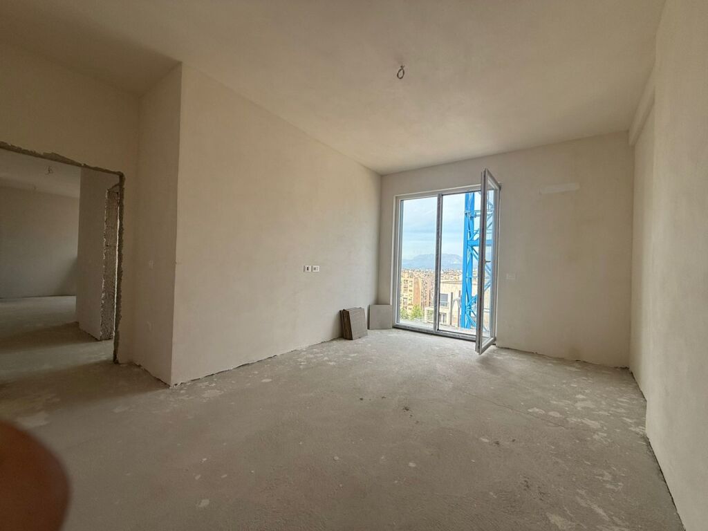 Shitet Apartament 2+1+Verande , Ish Fusha Aviacionit