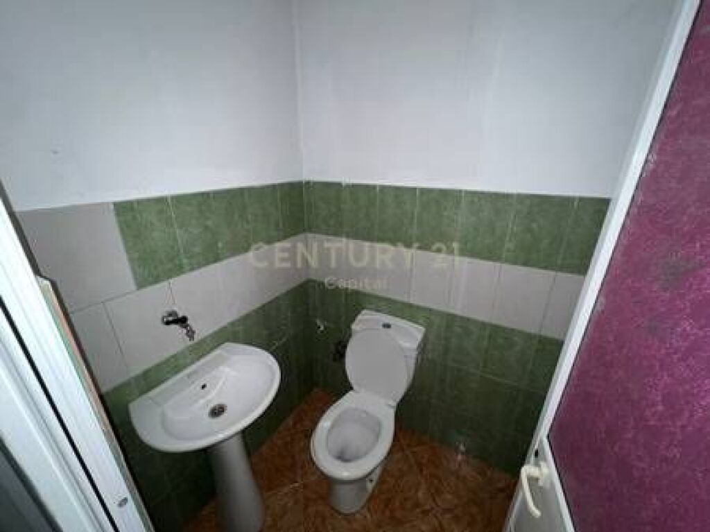 Ambient Komercial për Qira tek kryqëzimi në Laprakë!
