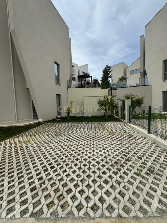 VILË SUPER LUKSOZE ME QIRA NË GREEN VALLEY – LIQENI I THATË 4,500 € /Muaj