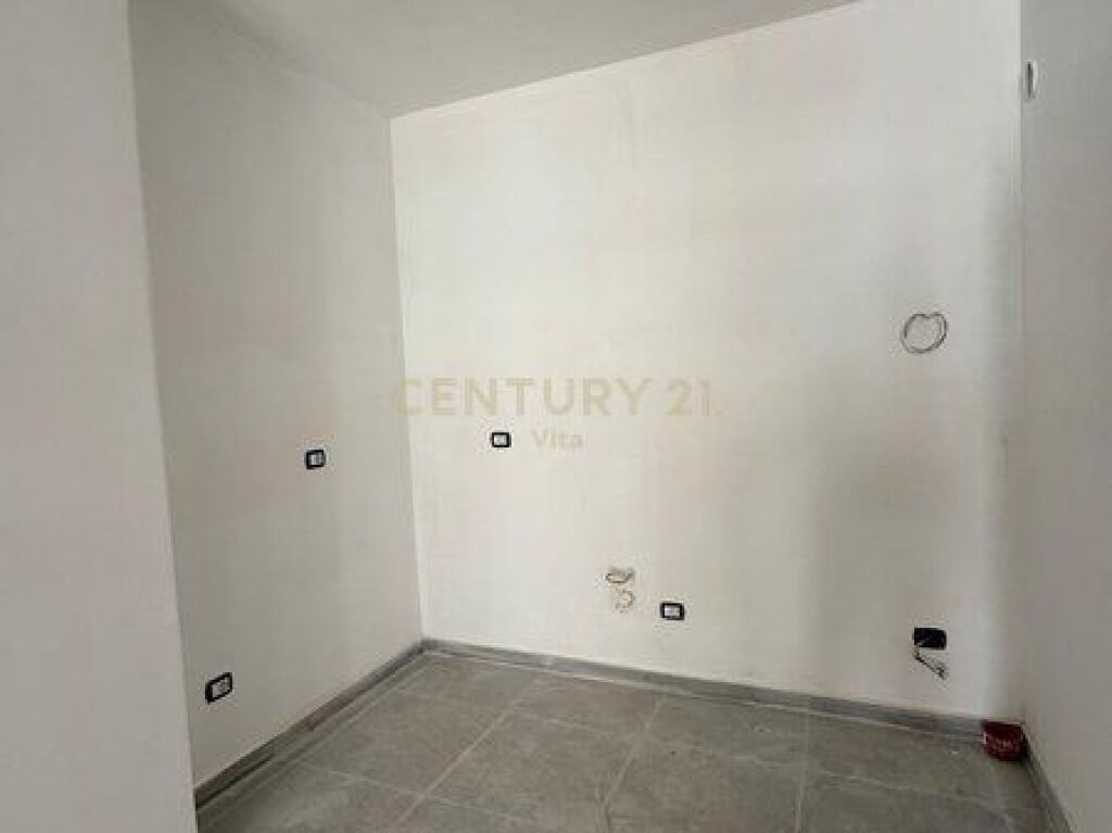 SHITET APARTAMENT 1+1 + POST PARKIMI NE QERRET !!!