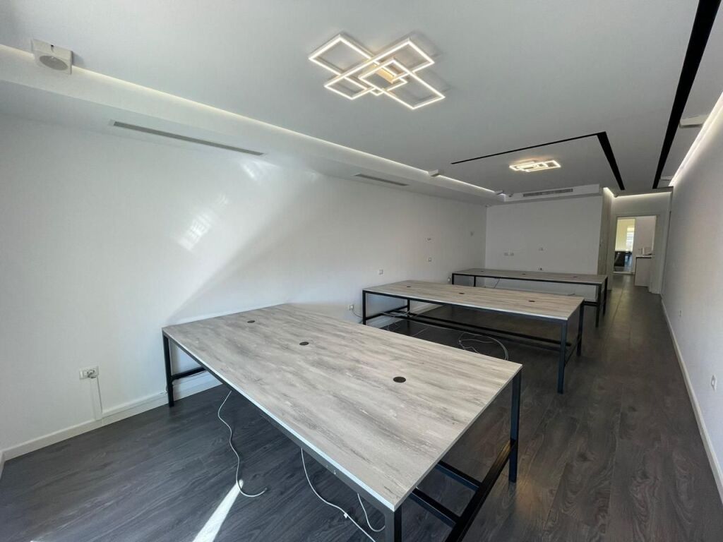 JEPET ZYRE ME QERA 130M2 KOMUNA E PARISIT