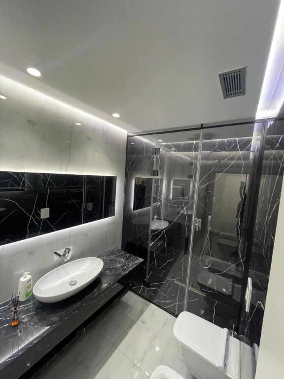 JEPET ZYRE ME QERA 130M2 KOMUNA E PARISIT